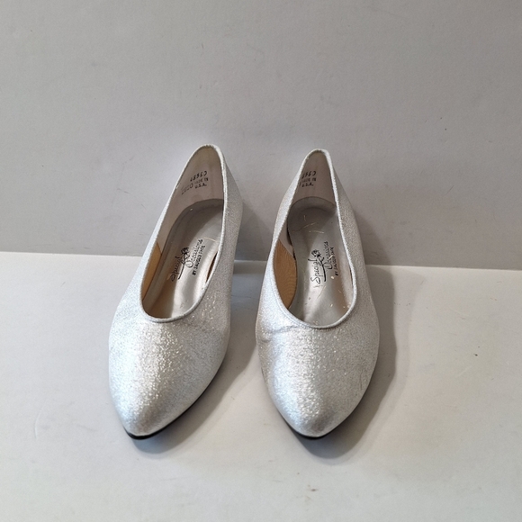 Special Occasions by Saugus Shoes Metallic Silver Low Heel Elegant Pumps Size 9 - Picture 1 of 11
